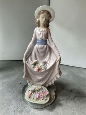 Lladro “Girl with Flowers “ #5027 Figurine-Hand Painted Porcelain Spain Vintage